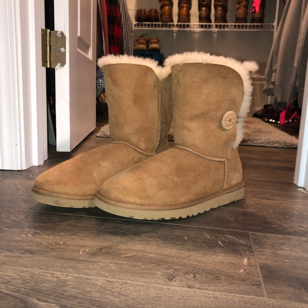 Chestnut Bailey button Uggs